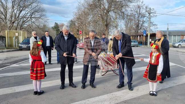 Министърът на околната среда и водите Манол Генов присъства на откриването на рехабилитиран общински път в село Куртово Конаре