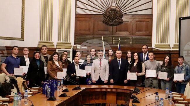 Министър Георги Тахов награди млади доброволци за спасяване на диви животни при горските пожари през 2025 г.