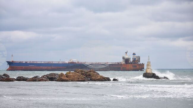 От „Гранична полиция“ и „Морска администрация“ са извършили проверки на заседналия край Ахтопол танкер