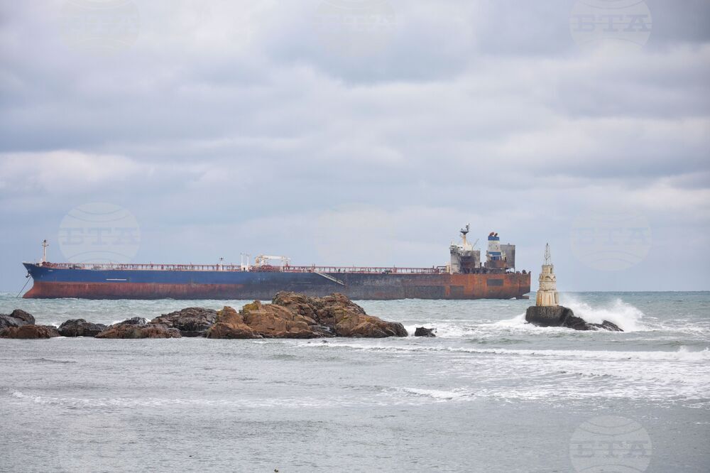 От „Гранична полиция“ и „Морска администрация“ са извършили проверки на заседналия край Ахтопол танкер