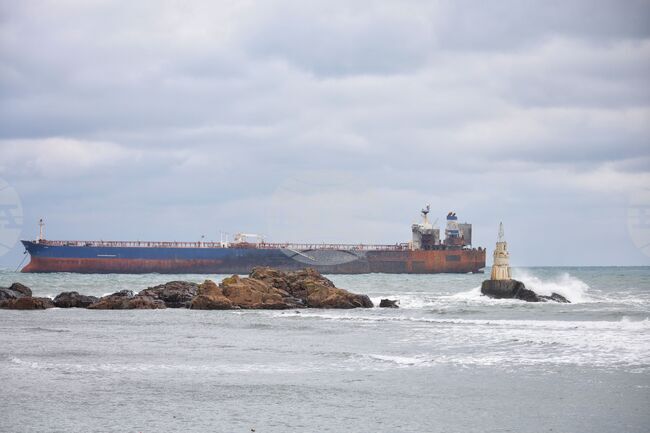 От „Гранична полиция“ и „Морска администрация“ са извършили проверки на заседналия край Ахтопол танкер