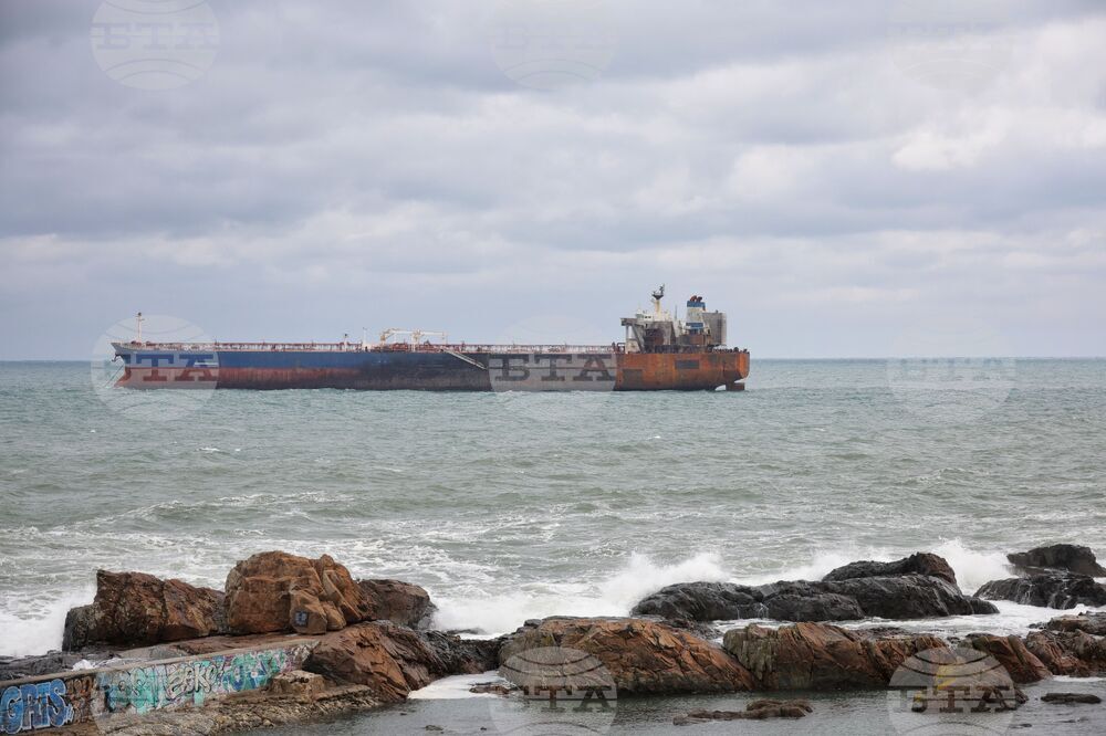 Операцията по изтегляне на „Кайрос“ край Ахтопол върви по план, съобщиха от Министерството на транспорта