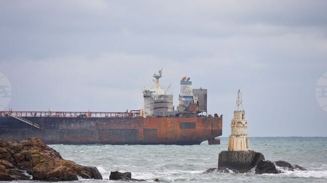 Няма замърсяване от нефтопродукти заради заседналия танкер край Ахтопол, съобщиха от екоминистерството