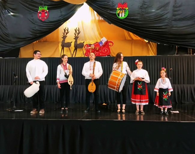 С български народни песни представители на дружеството „Кирил и Методий“ се включиха в коледния панаир в Комодоро Ривадавия, Аржентина