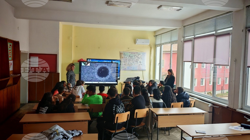 Превантивна лекция по темата за ранното забременяване бе изнесена пред ученици в Севлиево