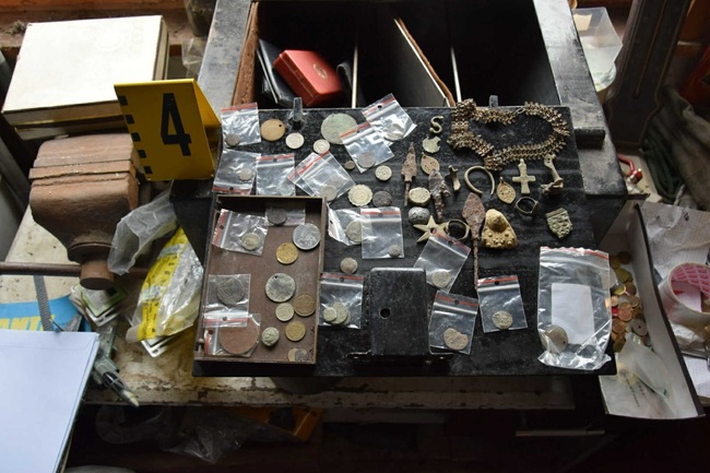 Културно-исторически ценности са иззели криминалисти от имот в с. Шатрово, община Бобов дол