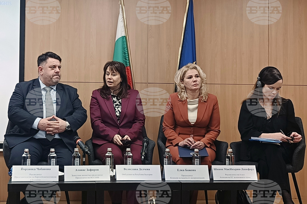 Близо 80% от ромите живеят в пренаселени жилища в сравнение с 34% от цялото българско население, съобщиха експерти на кръгла маса в София