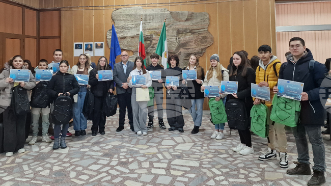 В Разград отличиха победителите в конкурса „Какво е да си ученик в ерата на изкуствения интелект“