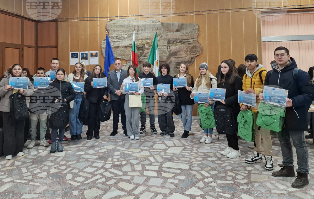 В Разград отличиха победителите в конкурса „Какво е да си ученик в ерата на изкуствения интелект“