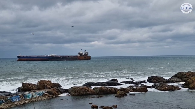 Четирима души от екипажа на кораба „Кайрос“ са евакуирани тази сутрин