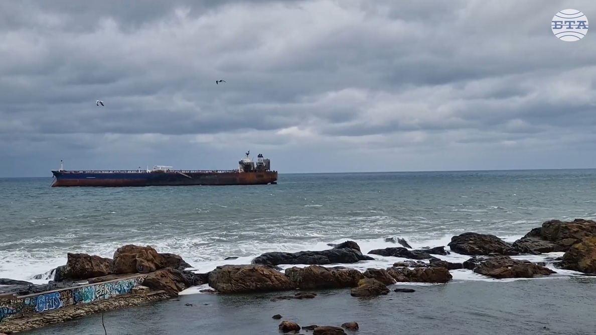 Четирима души от екипажа на кораба „Кайрос“ са евакуирани тази сутрин