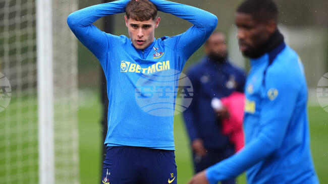 Защитникът на Тотнъм Мики ван де Вен заяви, че не е очаквал Анге Постекоглу да бъде уволнен