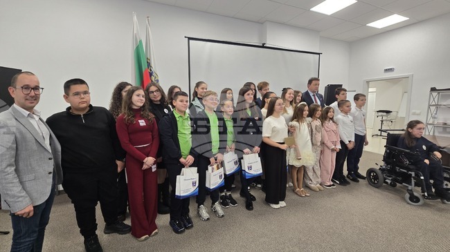 Кметът на община Петрич Димитър Бръчков награди 27 деца с изявени дарби