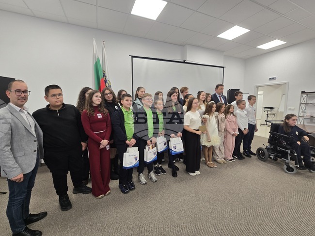 Кметът на община Петрич Димитър Бръчков награди 27 деца с изявени дарби