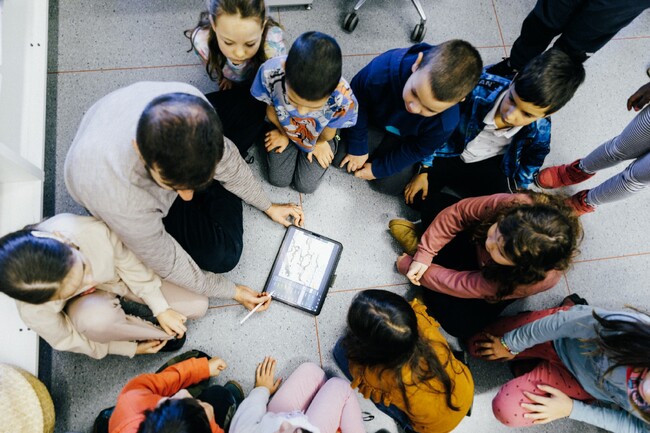 Илюстраторът Тео Георгиев беше гост на учениците от Българското неделно училище „АБВ“ в Èспоо, Финландия