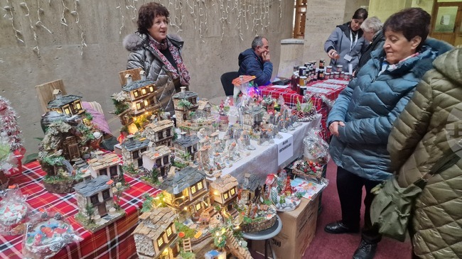 Коледен дух и благотворителност изпълниха атриума на Областна администрация Смолян