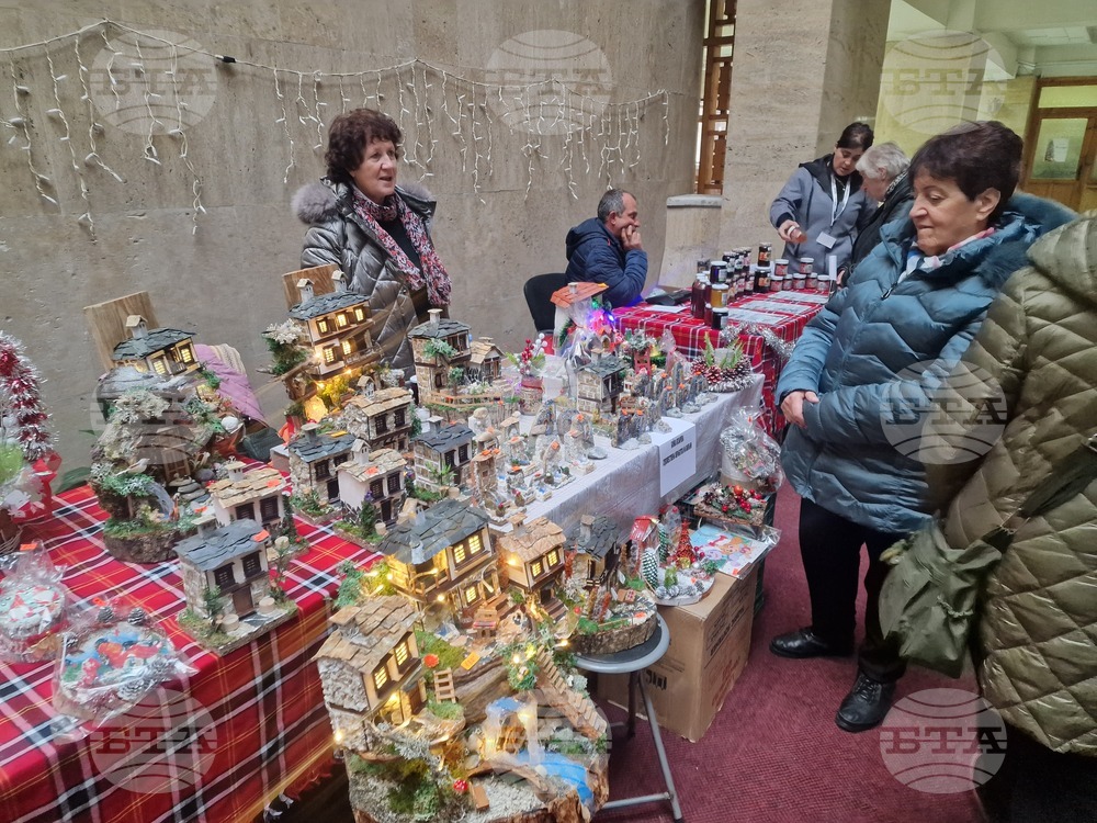 Коледен дух и благотворителност изпълниха атриума на Областна администрация Смолян