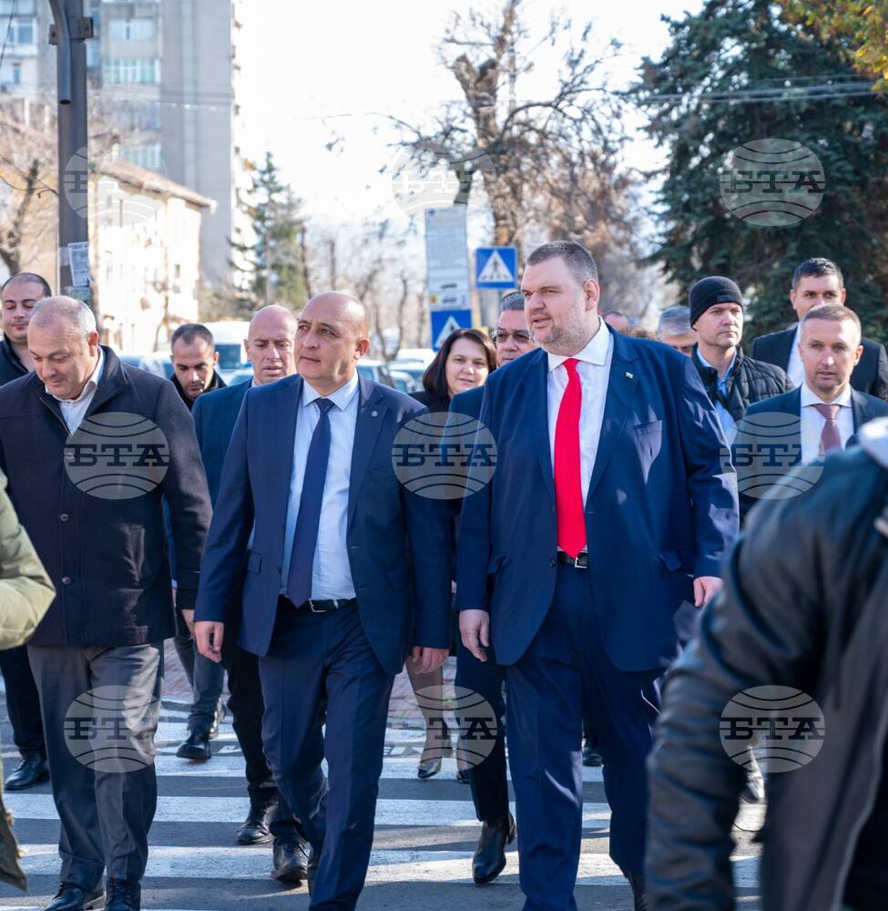 Лидерът на "ДПС - Ново начало" Делян Пеевски посети Кърджали по покана на областната структура на партията, каза кметът на града Ерол Мюмюн