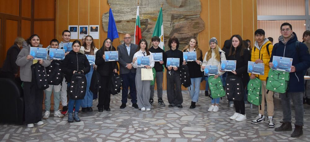 Община Разград: Кметът Добрин Добрев връчи наградите на призьорите от фотоконкурса на Младежки център-Разград на тема „Какво означава да си ученик в ерата на изкуствения интелект?“