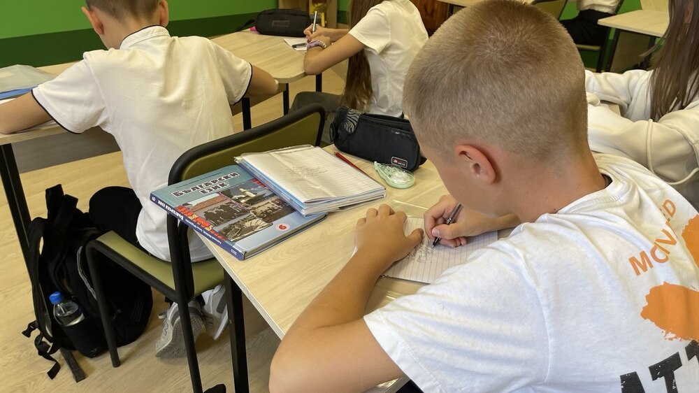 Ученици от Българо-украинския център „Медиа“ във Владичен, Украйна, учиха правопис и изработваха коледни картички