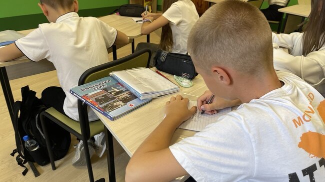 Ученици от Българо-украинския център „Медиа“ във Владичен, Украйна, учиха правопис и изработваха коледни картички