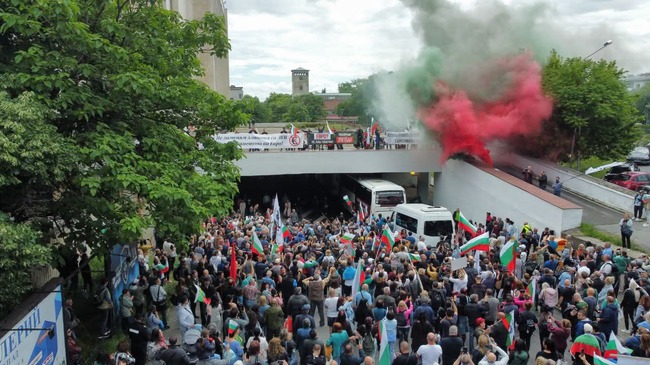 Възраждане призовава: Гражданските протести да продължат до оставката на правителството
