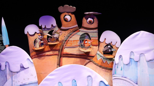 Столичният куклен театър открива „Коледен маратон“ с „Дядовата ръкавичка“