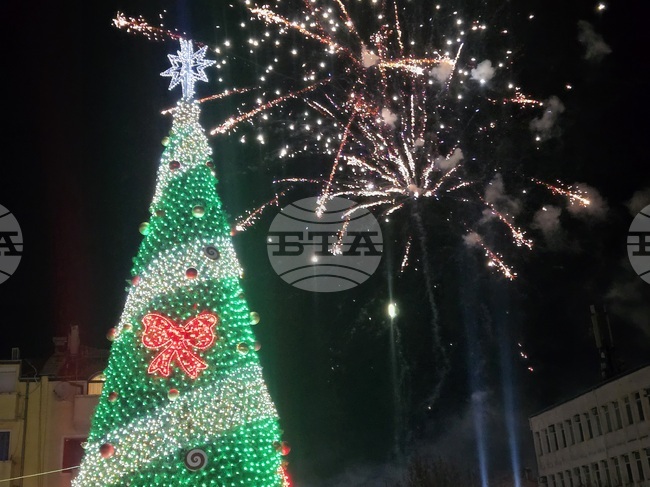 С празнична програма и включване на светлините на коледната елха в Петрич започнаха коледно-новогодишните тържества в общината