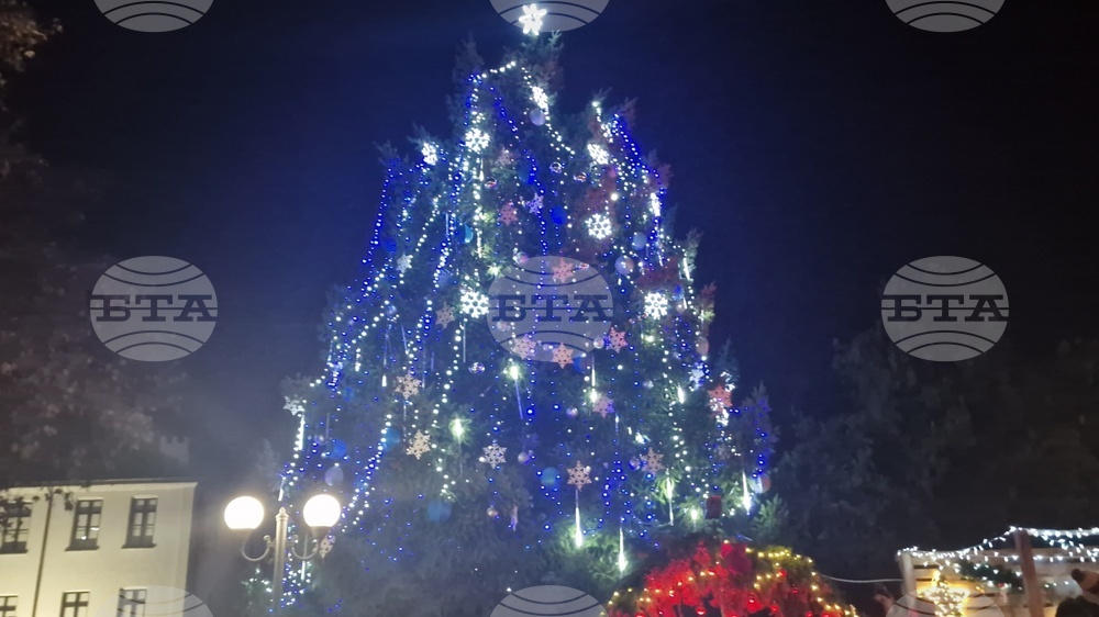 Троян - запалване на коледните светлини