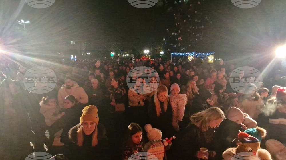 Троян - запалване на коледните светлини