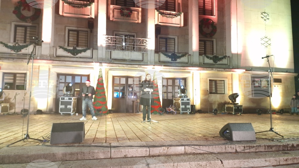 Троян - запалване на коледните светлини