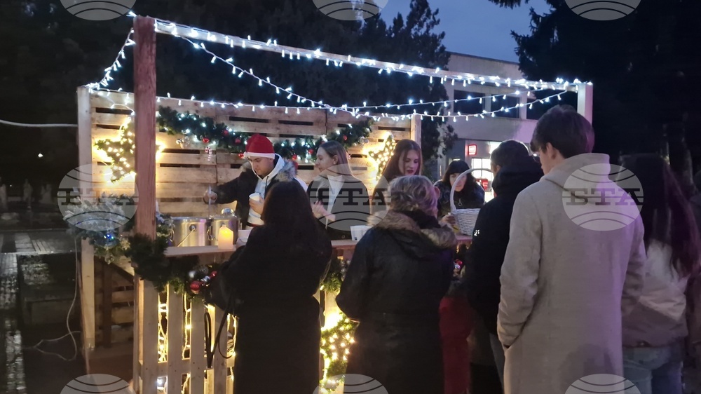 Троян - запалване на коледните светлини