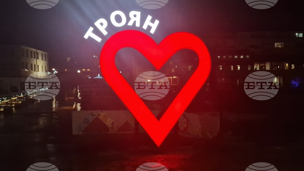 Троян - запалване на коледните светлини