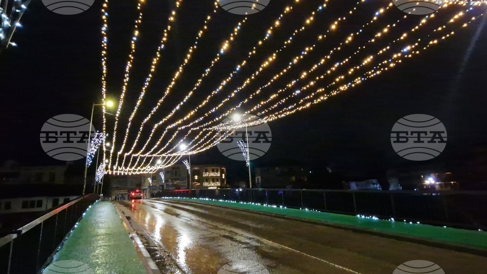 Троян - запалване на коледните светлини