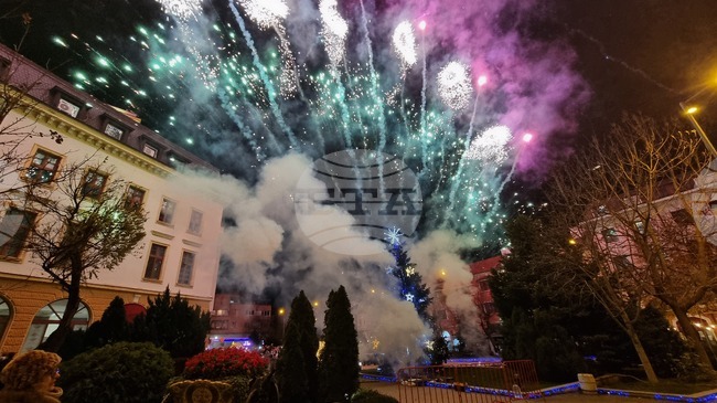 С празнични фойерверки и концерт в Сливен бяха включени светлините на коледното дърво