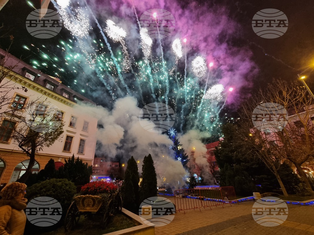 С празнични фойерверки и концерт в Сливен бяха включени светлините на коледното дърво