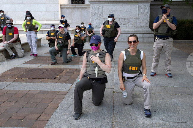 FBI Kneeling Agents