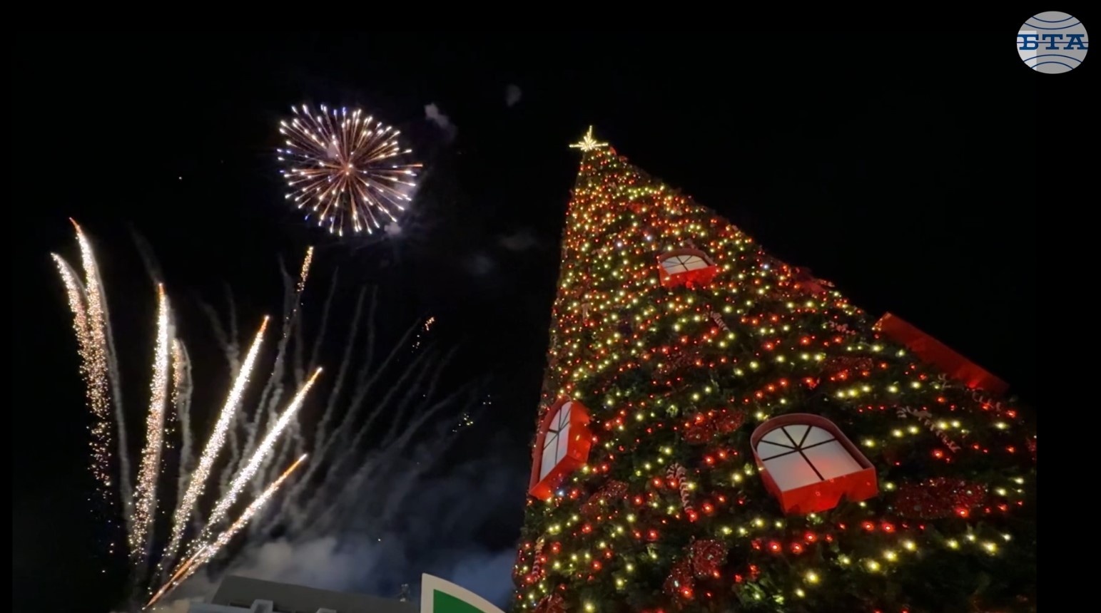 С пъстра церемония в Казанлък включиха коледните светлини