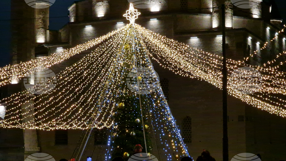 Коледната елха на Разград грейна с помощта на Дядо Коледа, децата и двама клоуни