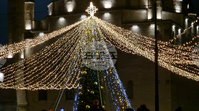 Коледната елха на Разград грейна с помощта на Дядо Коледа, децата и двама клоуни
