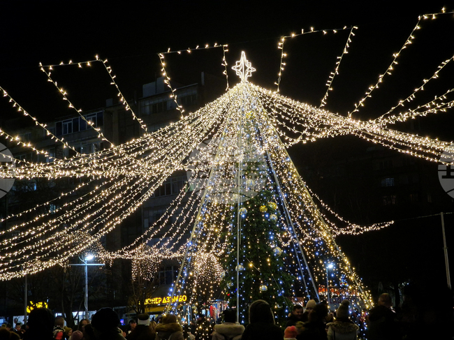 Разград - коледна елха - празнични светлини