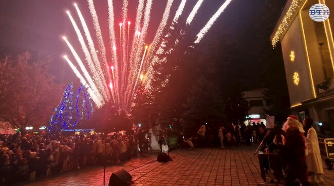 Грейнаха светлините на коледната елха в Троян