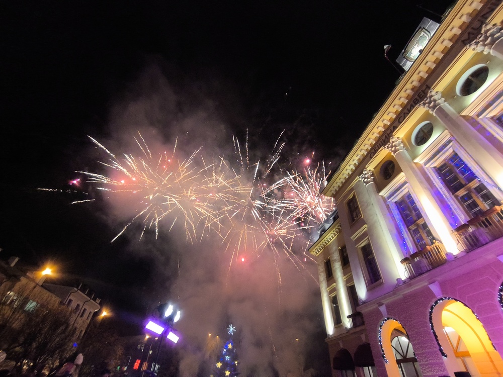 Община Сливен: Със запалване светлините на елхата започнаха коледните тържества в Сливен