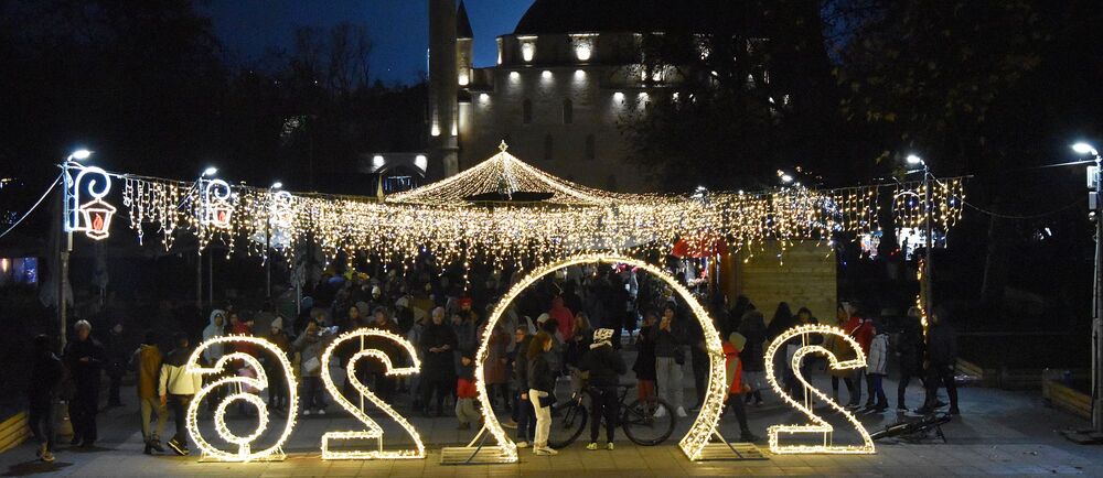 Община Разград: С коледна магия грейнаха светлините на елхата в Разград