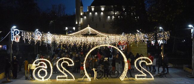 Община Разград: С коледна магия грейнаха светлините на елхата в Разград