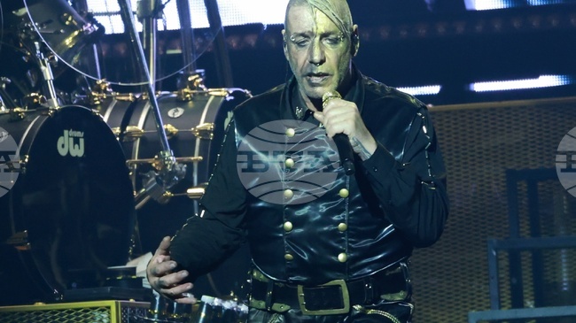 Феновете на Тил Линдеман в София: Той пее за всичко, от което се срамуваме или не искаме да говорим