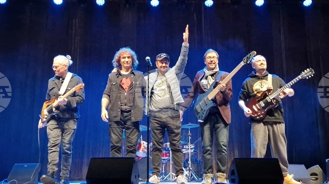 Стефан Вълдобрев и „Обичайните заподозрени“ делиха сцена с деца и младежи във Велико Търново