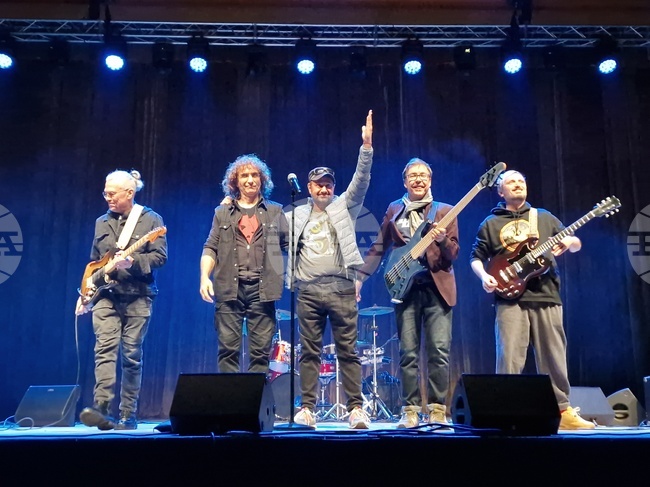 Стефан Вълдобрев и „Обичайните заподозрени“ делиха сцена с деца и младежи във Велико Търново