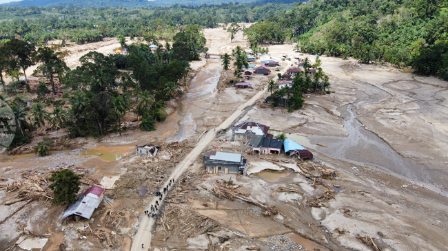 Без новогодишни фойерверки в Индонезия, страната скърби за жертвите на наводненията в Суматра 