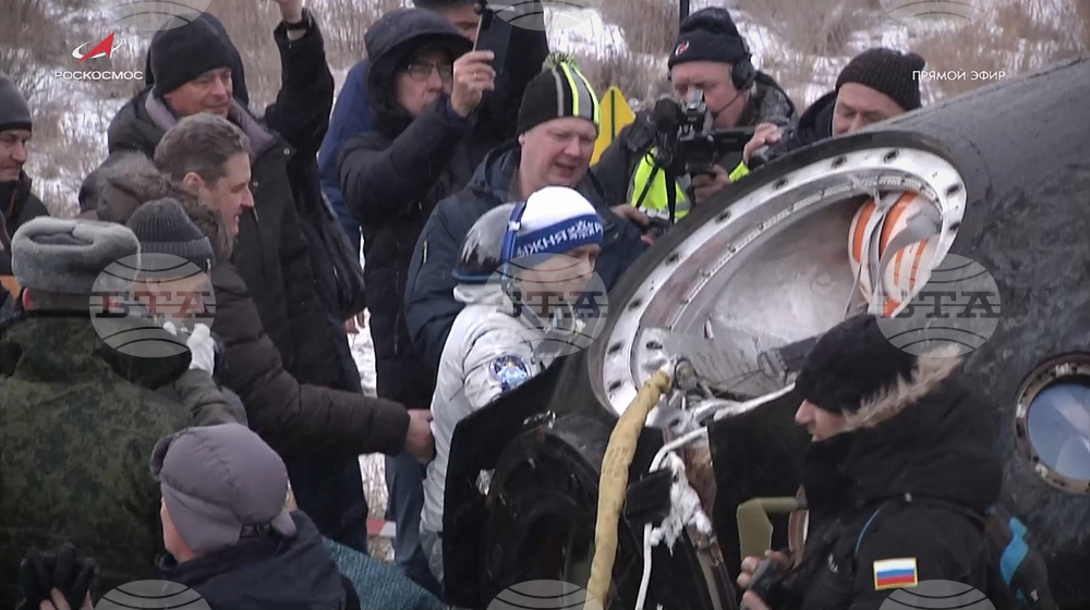 Руско-американски екипаж се завърна на Земята с космическия кораб „Союз МС-27“